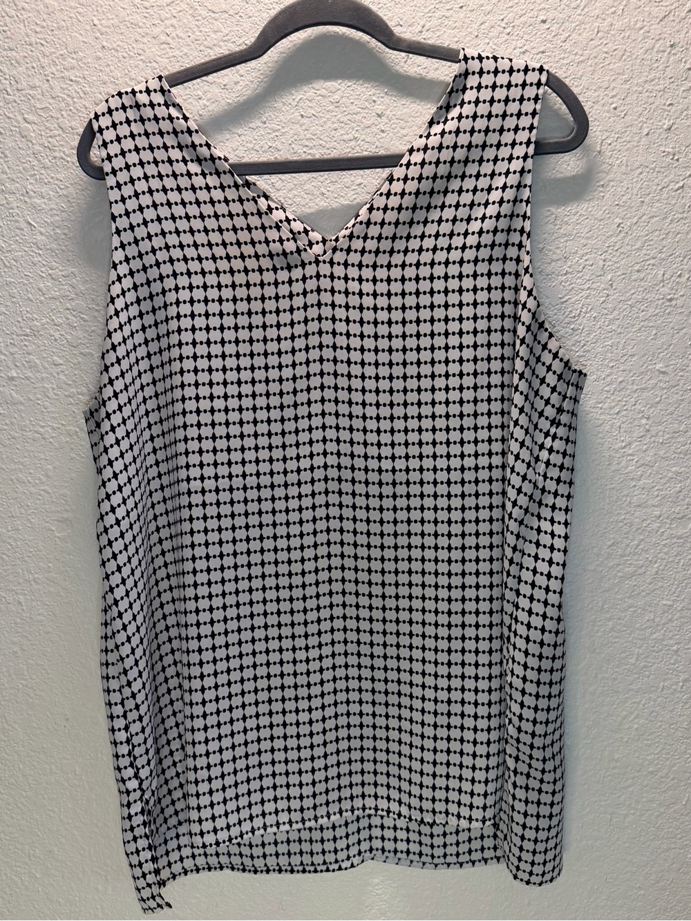 Sleeveless Black-and-White Geometric V-Neck Top